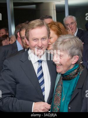 16 febbraio 2012 - Boston, Massachusetts, Stati Uniti - il primo ministro irlandese ENDA KENNY incontra Suor MARGUERITE KELLY ad un ricevimento ospitato da Irish Network Boston per (Taoiseach) Kenny al Seaport Hotel sul lungomare di Boston. Enda Kenny è il leader del partito fine Gael, che è tornato al governo nel 2011 in coalizione con il Partito Laburista. A Boston il signor Kenny ha parlato di promettenti segnali di crescita nell'economia irlandese, stimolata da un forte settore delle esportazioni, rafforzato dall'agricoltura e dai prodotti alimentari, e da un settore high tech sempre più competitivo. L'economia irlandese, una volta orgogliosa, della tigre celtica, collassa Foto Stock