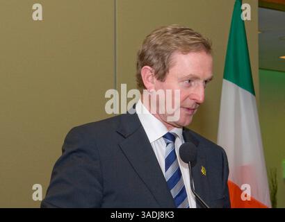 16 febbraio 2012 - Boston, Massachusetts, Stati Uniti - Irish Network Boston accoglie il primo ministro irlandese (Taoiseach) ENDA KENNY al ricevimento del Seaport Hotel sul lungomare di Boston. Enda Kenny è il leader del partito fine Gael, che è tornato al governo nel 2011 in coalizione con il Partito Laburista. A Boston il signor Kenny ha parlato di promettenti segnali di crescita nell'economia irlandese, stimolata da un forte settore delle esportazioni, rafforzato dall'agricoltura e dai prodotti alimentari, e da un settore high tech sempre più competitivo. L'economia irlandese, un tempo orgogliosa, della tigre celtica, crollò nel 2008 quando la bolla immobiliare b Foto Stock