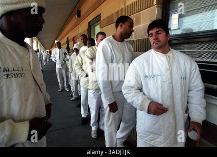 15 marzo 2003; Huntsville, AL, Stati Uniti; ogni uomo del sistema carcerario dell'Alabama noto per essere affetto da AIDS è confinato in un vecchio magazzino convertito con alti soffitti e doppi letti così vicini che favoriscono l'infezione tra i detenuti infetti dall'AIDS, presso il Limestone Correctional Facility. Più di 200 prigionieri abitano lunghe file di letti a castello nella stanza principale dell'unità, un luogo cavernoso e grigio, come un campo da calcio. I detenuti sono sistematicamente segregati 24 ore su 24 ed esclusi dai programmi offerti ad altri detenuti. Il tasso di mortalità per AIDS a Limestone è più del doppio del nati Foto Stock