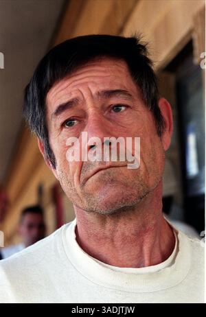 15 marzo 2003; Huntsville, AL, Stati Uniti; ogni uomo del sistema carcerario dell'Alabama noto per essere affetto da AIDS è confinato in un vecchio magazzino convertito con alti soffitti e doppi letti così vicini che favoriscono l'infezione tra i detenuti infetti dall'AIDS, presso il Limestone Correctional Facility. Più di 200 prigionieri abitano lunghe file di letti a castello nella stanza principale dell'unità, un luogo cavernoso e grigio, come un campo da calcio. I detenuti sono sistematicamente segregati 24 ore su 24 ed esclusi dai programmi offerti ad altri detenuti. Il tasso di mortalità per AIDS a Limestone è più del doppio del nati Foto Stock