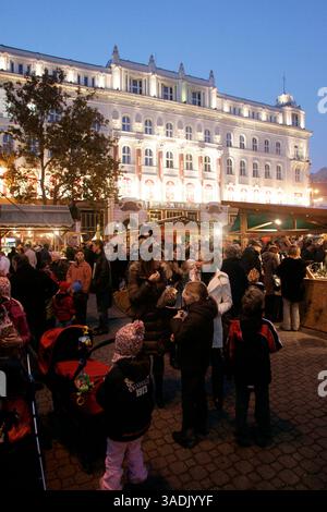 2 dicembre 2007 - Budapest, Ungheria - i turisti e la gente del posto si godono il mercatino di Natale annuale di fronte alla caffetteria Gerbaud sul Vorosmarty ter a Budapest, Ungheria (immagine di credito: NorthFoto/ZUMAPRESS.com) Foto Stock