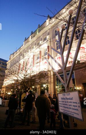 2 dicembre 2007 - Budapest, Ungheria - i turisti e la gente del posto si godono il mercatino di Natale annuale di fronte alla caffetteria Gerbaud sul Vorosmarty ter a Budapest, Ungheria (immagine di credito: NorthFoto/ZUMAPRESS.com) Foto Stock