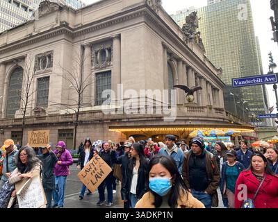 New York, Stati Uniti. 5 aprile 2025. I manifestanti portano segni anti-Trump in una protesta fuori dalla Grand Central Station a Manhattan, New York City, New York. Un segno recita "Proteggi Medicaid”; un altro recita "la Costituzione e gli immigrati rendono grande l'America”; un altro recita "avvocato per legge”. Crediti: Stu Gray/Alamy Live News. Foto Stock
