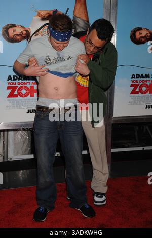 4 giugno 2008. New York City . L'attore Nick Swardson e l'ospite partecipano alla premiere "You Don't Mess with the Zohan" tenutasi presso lo Ziegfeld Theater (Credit Image: Sharkpixs/ZUMAPRESS.com) Foto Stock