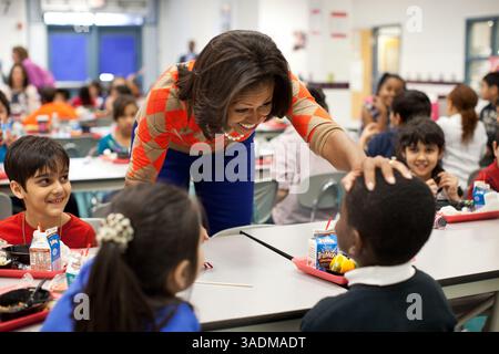 25 gennaio 2012 - Alexandria, Virginia, Stati Uniti - la First Lady MICHELLE OBAMA pranza con gli studenti della Parklawn Elementary School di Alexandria, Virginia. La First Lady e il Segretario dell'Agricoltura T. Vilsack ha visitato la scuola per assaggiare un pasto sano che soddisfa i nuovi e migliorati standard nutrizionali del Dipartimento dell'Agricoltura degli Stati Uniti per i pranzi scolastici. (Immagine di credito: © Chuck Kennedy/The White House/ZUMAPRESS.com) Foto Stock
