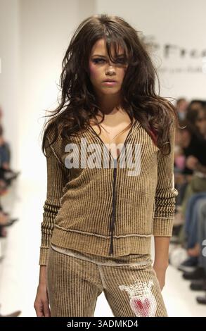 27 ottobre 2003; Los Angeles, CA, Stati Uniti; 2 LA collezione Primavera / Estate 2004 SARÀ GRATUITA alla SmashBox Fashion Week DI LOS ANGELES. (Immagine di credito: Karl Polverino/ZUMAPRESS.com) Foto Stock