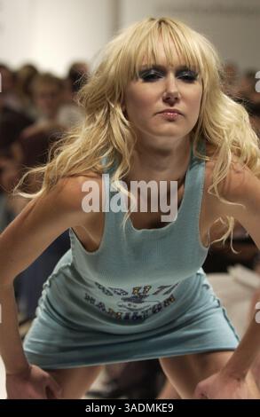 27 ottobre 2003; Los Angeles, CA, Stati Uniti; 2 LA collezione Primavera / Estate 2004 SARÀ GRATUITA alla SmashBox Fashion Week DI LOS ANGELES. (Immagine di credito: Karl Polverino/ZUMAPRESS.com) Foto Stock