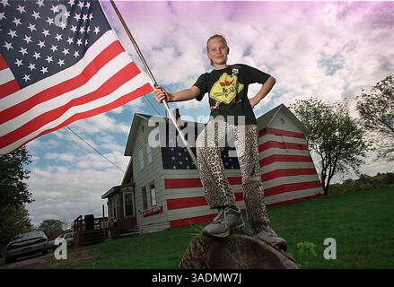 12 ottobre 2001; LaSalle Township, Michigan, USA; SARAH MULLINS, 10 anni, ha una bandiera davanti a casa sua che ha una gigantesca bandiera degli Stati Uniti dipinta a lato dai suoi genitori Jeff e Rebecca Mullins. (Immagine di credito: Alaska Stock Images/ZUMAPRESS.com) Foto Stock