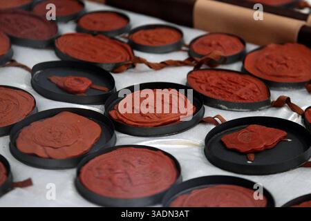 29 febbraio 2012 - Roma, Italia - sigilli antichi alla mostra "Lux in Arcana, l'Archivio segreto Vaticano si rivela" sul Campidoglio di Roma. Mostra, per la prima volta in 400 anni, 100 documenti storici originali provenienti dall'Archivio segreto Vaticano. (Immagine di credito: © Evandro Inetti/ZUMAPRESS.com) Foto Stock