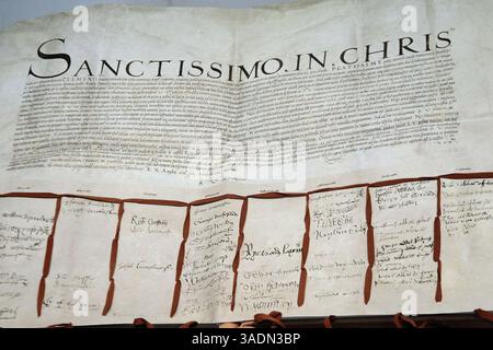 29 feb 2012 - Roma, Italia - "Lux in Arcana", si svela l'archivio segreto Vaticano, mostra al Museo Capitolini di Roma con 100 documenti originali degli archivi segreti Vaticani che illuminano la storia del XII secolo. (Immagine di credito: © Evandro Inetti/ZUMAPRESS.com) Foto Stock