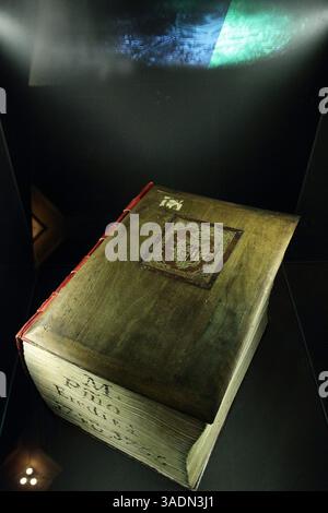 29 feb 2012 - Roma, Italia - "Lux in Arcana", si svela l'archivio segreto Vaticano, mostra al Museo Capitolini di Roma con 100 documenti originali degli archivi segreti Vaticani che illuminano la storia del XII secolo. (Immagine di credito: © Evandro Inetti/ZUMAPRESS.com) Foto Stock