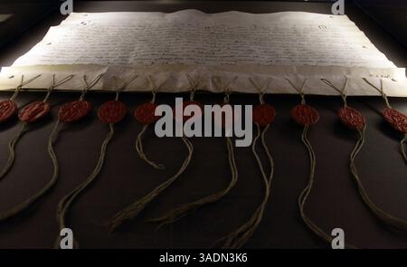 29 feb 2012 - Roma, Italia - "Lux in Arcana", si svela l'archivio segreto Vaticano, mostra al Museo Capitolini di Roma con 100 documenti originali degli archivi segreti Vaticani che illuminano la storia del XII secolo. (Immagine di credito: © Evandro Inetti/ZUMAPRESS.com) Foto Stock