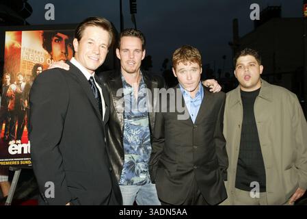 28 giugno 2004; Hollywood, CA, Stati Uniti; gli attori MARK WAHLBERG, KEVIN DILLON, KEVIN CONNOLLY e JERRY FERRARA alla prima della serie della HBO 'Entourage' all'Avalon. (Immagine di credito: Phil Han/ZUMAPRESS.com) Foto Stock
