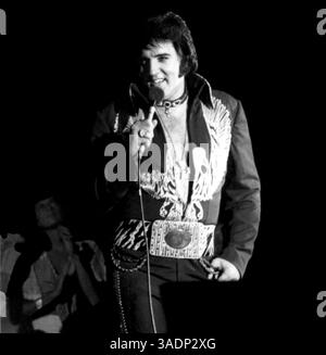 28 giugno 2004; Los Angeles, CA, Stati Uniti; (FOTO DEL FILE, Data sconosciuta) ELVIS canta in concerto in questa foto non datata. (Immagine di credito: John Rowlands/ZUMAPRESS.com) Foto Stock