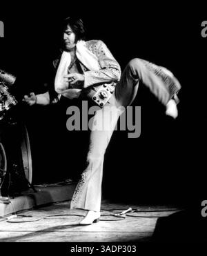 28 giugno 2004; Los Angeles, CA, Stati Uniti; (FOTO DEL FILE, Data sconosciuta) ELVIS canta in concerto in questa foto non datata. (Immagine di credito: John Rowlands/ZUMAPRESS.com) Foto Stock