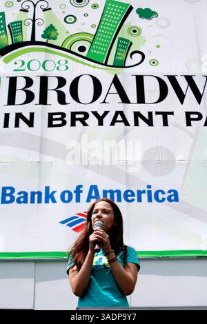 31 luglio 2008 - New York, New York, Stati Uniti - SIERRA BOGGESS dal musical di broadway "la Sirenetta" si esibisce nel parco di bryan come parte di una serie di concerti gratuiti all'ora di pranzo (Credit Image: Luiz Rampelotto/ZUMAPRESS.com) Foto Stock