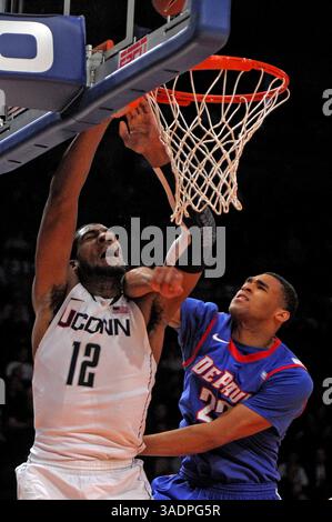 6 marzo 2012 - New York, NY, USA - il centro matricola dell'Università del Connecticut, Andre Drummond (12) viene fregato dall'attaccante del secondo turno della DePaul University Donnavan Kirk (23) durante la seconda metà del torneo Big East Championship al Madison Square Garden di New York City, New York, lunedì 6 marzo 2012. (Immagine di credito: © Richard Messina/Hartford Courant/MCT/ZUMAPRESS.com) Foto Stock