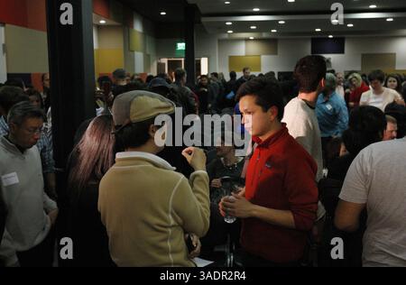 1 marzo 2012 - Palo alto, CA, USA - il co-fondatore Ben Silbermann, centro, di Pinterest si riunisce con la folla per domande individuali dopo l'evento presso AOL di Palo alto, California, 29 febbraio 2012. (Immagine di credito: © Josie Lepe/San Jose Mercury News/MCT/ZUMAPRESS.com) Foto Stock