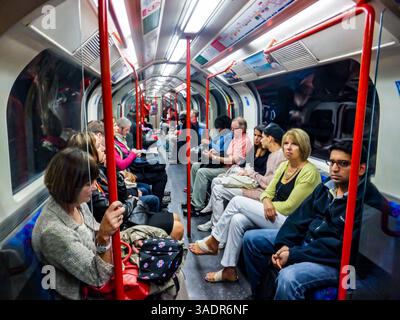 I passeggeri attendono pazientemente la loro sosta su un'auto della metropolitana di Londra, Inghilterra, Regno Unito. Foto Stock