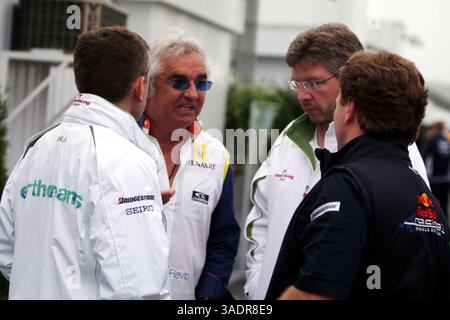 Da L a R): Nick Fry (GBR) Amministratore delegato del Team Honda Racing F1 con Flavio Briatore (ITA) Amministratore delegato Renault F1 e Ross Brawn (immagine di credito: Sutton Motorsports/ZUMAPRESS.com) Foto Stock