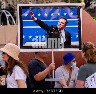 Los Angeles, California, Stati Uniti. 5 aprile 2025. Le persone si spostano per le strade del centro di Los Angeles come parte della mobilitazione nazionale per protestare contro le azioni distopiche dell'amministrazione Trump nei confronti di Medicare, Medicaid, previdenza sociale, posti di lavoro. (Credit Image: © Brian Cahn/ZUMA Press Wire) SOLO PER USO EDITORIALE! Non per USO commerciale! Foto Stock
