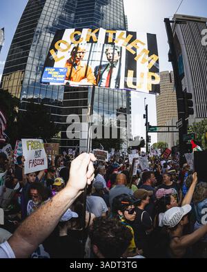 Tampa, Florida, Stati Uniti. 5 aprile 2025. Una coalizione di gruppi di attivisti, tra cui gruppi per i diritti degli immigrati, si è riunita e ha protestato contro le politiche di Donald Trump e le manovre del capo agenzia DEL DOGE, Elon Musk. (Credit Image: © Dave Decker/ZUMA Press Wire) SOLO PER USO EDITORIALE! Non per USO commerciale! Foto Stock