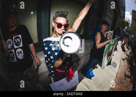 Tampa, Florida, Stati Uniti. 5 aprile 2025. Una coalizione di gruppi di attivisti, tra cui gruppi per i diritti degli immigrati, si è riunita e ha protestato contro le politiche di Donald Trump e le manovre del capo agenzia DEL DOGE, Elon Musk. (Credit Image: © Dave Decker/ZUMA Press Wire) SOLO PER USO EDITORIALE! Non per USO commerciale! Foto Stock