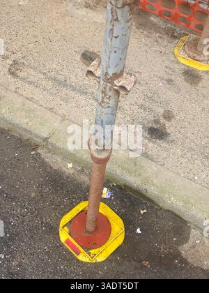 Cremona, Italia 9 marzo 2025 struttura per ponteggi in acciaio resistente agli agenti atmosferici presso il cantiere industriale vicino Cremona, struttura di supporto Foto Stock
