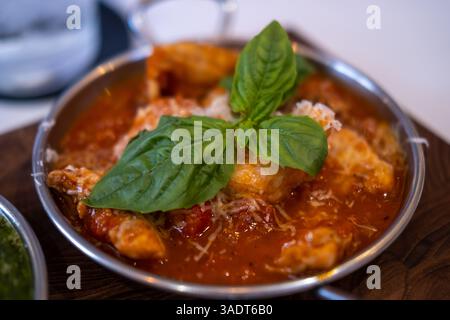 Tapas di pesce chorizo, un antipasto o uno spuntino nella cucina spagnola Foto Stock