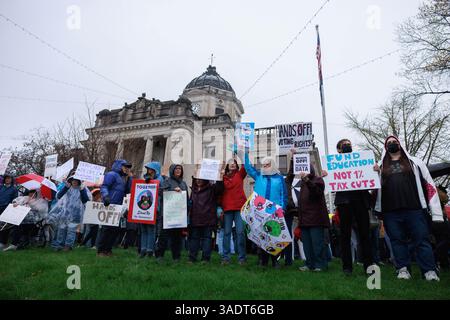 Bloomington, Stati Uniti. 5 aprile 2025. BLOOMINGTON, INDIANA - 5 APRILE: I manifestanti partecipano a una manifestazione "mani fuori" per manifestare contro il presidente degli Stati Uniti Donald Trump al tribunale della contea di Monroe il 5 aprile 2025 a Bloomington, Indiana. Le proteste contro le politiche amministrative di Trump e il Dipartimento di efficienza del governo (DOGE) di Elon Musk si svolgono a livello nazionale in quella che gli organizzatori chiamano giornata nazionale d'azione. ( Crediti: Jeremy Hogan/Alamy Live News Foto Stock