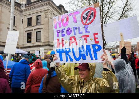 Bloomington, Stati Uniti. 5 aprile 2025. BLOOMINGTON, INDIANA - 5 APRILE: Una donna porta un cartello con scritto "Hot People Hate Trump", mentre centinaia di manifestanti partecipano a una manifestazione "mani libere" per manifestare contro il presidente degli Stati Uniti Donald Trump al tribunale della contea di Monroe il 5 aprile 2025 a Bloomington, Indiana. Le proteste contro le politiche amministrative di Trump e il Dipartimento di efficienza del governo (DOGE) di Elon Musk si svolgono a livello nazionale in quella che gli organizzatori chiamano giornata nazionale d'azione. ( Crediti: Jeremy Hogan/Alamy Live News Foto Stock
