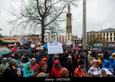 Bloomington, Stati Uniti. 5 aprile 2025. BLOOMINGTON, INDIANA - 5 APRILE: Centinaia di manifestanti partecipano a una manifestazione "mani fuori" per manifestare contro il presidente degli Stati Uniti Donald Trump al tribunale della contea di Monroe il 5 aprile 2025 a Bloomington, Indiana. Le proteste contro le politiche amministrative di Trump e il Dipartimento di efficienza del governo (DOGE) di Elon Musk si svolgono a livello nazionale in quella che gli organizzatori chiamano giornata nazionale d'azione. ( Crediti: Jeremy Hogan/Alamy Live News Foto Stock
