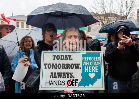 Bloomington, Stati Uniti. 5 aprile 2025. BLOOMINGTON, INDIANA - 5 APRILE: Centinaia di manifestanti partecipano a una manifestazione "mani fuori" per manifestare contro il presidente degli Stati Uniti Donald Trump al tribunale della contea di Monroe il 5 aprile 2025 a Bloomington, Indiana. Le proteste contro le politiche amministrative di Trump e il Dipartimento di efficienza del governo (DOGE) di Elon Musk si svolgono a livello nazionale in quella che gli organizzatori chiamano giornata nazionale d'azione. ( Crediti: Jeremy Hogan/Alamy Live News Foto Stock
