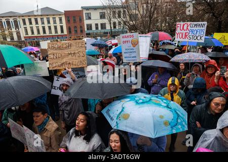 Bloomington, Stati Uniti. 5 aprile 2025. BLOOMINGTON, INDIANA - 5 APRILE: Centinaia di manifestanti partecipano a una manifestazione "mani fuori" per manifestare contro il presidente degli Stati Uniti Donald Trump al tribunale della contea di Monroe il 5 aprile 2025 a Bloomington, Indiana. Le proteste contro le politiche amministrative di Trump e il Dipartimento di efficienza del governo (DOGE) di Elon Musk si svolgono a livello nazionale in quella che gli organizzatori chiamano giornata nazionale d'azione. ( Crediti: Jeremy Hogan/Alamy Live News Foto Stock