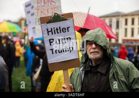 Bloomington, Stati Uniti. 5 aprile 2025. BLOOMINGTON, INDIANA - 5 APRILE: Un manifestante ha un cartello con scritto "Hitler, Putin, Trump", mentre centinaia di manifestanti partecipano a una manifestazione "mani libere" per manifestare contro il presidente degli Stati Uniti Donald Trump al tribunale della contea di Monroe il 5 aprile 2025 a Bloomington, Indiana. Le proteste contro le politiche amministrative di Trump e il Dipartimento di efficienza del governo (DOGE) di Elon Musk si svolgono a livello nazionale in quella che gli organizzatori chiamano giornata nazionale d'azione. ( Crediti: Jeremy Hogan/Alamy Live News Foto Stock