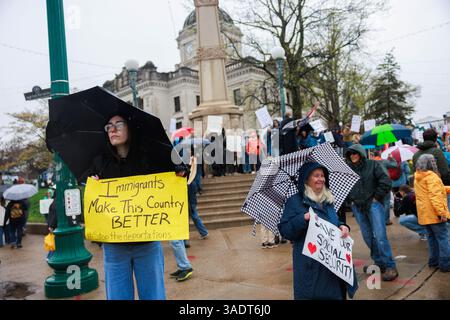Bloomington, Stati Uniti. 5 aprile 2025. BLOOMINGTON, INDIANA - 5 APRILE: Un manifestante ha un cartello con scritto "gli immigrati rendono questo paese migliore", mentre centinaia di manifestanti partecipano a una manifestazione "mani libere" per manifestare contro il presidente degli Stati Uniti Donald Trump al tribunale della contea di Monroe il 5 aprile 2025 a Bloomington, Indiana. Le proteste contro le politiche amministrative di Trump e il Dipartimento di efficienza del governo (DOGE) di Elon Musk si svolgono a livello nazionale in quella che gli organizzatori chiamano giornata nazionale d'azione. ( Crediti: Jeremy Hogan/Alamy Live News Foto Stock
