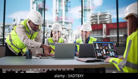 Il Senior Manager monitora il team diversificato presso lo stabilimento di raffineria petrolifera Foto Stock