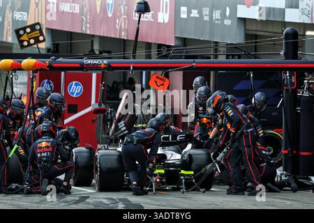 Suzuka, Giappone. 6 aprile 2025. Yuki Tsunoda (JPN) Red Bull Racing RB21 fa un pit stop. 06.04.2025. Formula 1 World Championship, Rd 3, Japanese Grand Prix, Suzuka, Giappone, giorno della gara. Il credito fotografico dovrebbe essere: XPB/Alamy Live News. Foto Stock