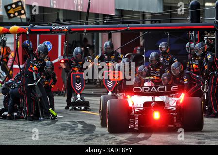 Suzuka, Giappone. 6 aprile 2025. Yuki Tsunoda (JPN) Red Bull Racing RB21 fa un pit stop. 06.04.2025. Formula 1 World Championship, Rd 3, Japanese Grand Prix, Suzuka, Giappone, giorno della gara. Il credito fotografico dovrebbe essere: XPB/Alamy Live News. Foto Stock
