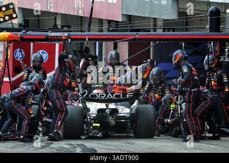 Suzuka, Giappone. 6 aprile 2025. Yuki Tsunoda (JPN) Red Bull Racing RB21 fa un pit stop. 06.04.2025. Formula 1 World Championship, Rd 3, Japanese Grand Prix, Suzuka, Giappone, giorno della gara. Il credito fotografico dovrebbe essere: XPB/Alamy Live News. Foto Stock