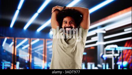 Il Personal Trainer guida il cliente attraverso le tecniche e la forma di allenamento corrette. fitness, formazione, guida, formatore, cliente, allenamento, esercizio fisico, tecniche, Foto Stock