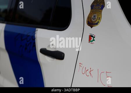 Washington DC, Stati Uniti. 5 aprile 2025. I manifestanti hanno messo dei cartelli sulla macchina DEL GHIACCIO mentre i manifestanti pro-palestinesi si sono riuniti davanti al quartier generale nazionale DEL GHIACCIO a Washington DC, il 5 aprile 2025, per opporsi ai recenti arresti di attivisti studenteschi filo-palestinesi da parte dell'immigrazione e delle autorità doganali. Prima di allora, si riunirono fuori dal Campidoglio degli Stati Uniti e chiesero la fine delle deportazioni e della repressione del movimento palestinese. Crediti: Aashish Kiphayet/Alamy Live News Foto Stock