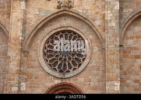 Questa immagine ravvicinata cattura l'intricata bellezza del rosone sulla facciata della cattedrale di Mondoñedo a Lugo, Galizia, Spagna. Il dettaglio sh Foto Stock