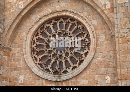 Questa immagine ravvicinata cattura l'intricata bellezza del rosone sulla facciata della cattedrale di Mondoñedo a Lugo, Galizia, Spagna. Il dettaglio sh Foto Stock
