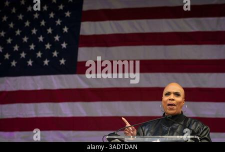 HANDS OFF, Boston, Massachusetts, USA, 5 aprile 2025. Ayanna Pressley, deputata del Congresso Democratico del Massachusetts, che parla a migliaia, si è riunita al municipio di Boston durante una delle oltre 1.200 manifestazioni contro Elon Musk e il presidente degli Stati Uniti Donald Trump negli Stati Uniti il 5 aprile. Crediti: Chuck Nacke / Alamy Live News Foto Stock