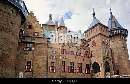 Il più grande castello dei Paesi Bassi Castle de Haar. Situato vicino al villaggio di Harzulens vicino a Utrecht. Neogotico olandese. Foto Stock
