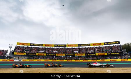Suzuka, 06 apr 2025: Max Verstappen (NED) della Red Bull Racing guida il giro 1 seguito da Lando Norris (GBR) e Oscar Piastri (AUS) della McLaren durante il Gran Premio di Formula 1 del Giappone 2025. Crediti: Corleve/Alamy Live News Foto Stock