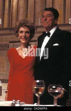 11 maggio 1988; Tulsa, OK, USA - la First Lady NANCY REAGAN e il presidente RONALD REAGAN si uniscono dopo che Ronald ha annunciato il suo sostegno alla candidatura presidenziale di Bush nel 1988 a una cena a Maison Blanche. (Immagine di credito: Arthur Grace/ZUMAPRESS.com) Foto Stock