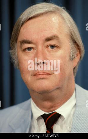 18 luglio 2003; Washington, DC, USA; (undated file Photo) il defunto senatore DANIEL PATRICK MOYNIHAN ha iniziato come aiutante del governo di New York. Averell Harriman, ha servito come assistente segretario del lavoro per i presidenti Kennedy e Johnson, capo consigliere nazionale e ambasciatore in India sotto il presidente Nixon, e come ambasciatore delle Nazioni Unite del presidente Ford. Nel 1976, si candidò al Senato da New York e continuò a servire quattro mandati, ritirandosi nel 2000. Prestò servizio nella Marina militare nella seconda guerra mondiale e come professore di Harvard. Ha scritto 18 libri; nove mentre era senatore. Era il democratico preferito dai repubblicani ed era ampiamente vi Foto Stock