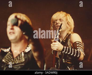 09 ottobre 1982 - New Haven , Connecticut, Stati Uniti - ROB HALFORD e KK DOWNING della Rock Band 'Judas Priest' si esibiscono dal vivo al New Haven Coliseum. (Immagine di credito: © Angela Vinci/ZUMAPRESS.com) Foto Stock